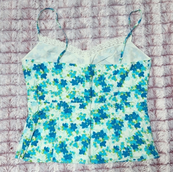 Gorgeous 😍 Floral Top - Picture 6 of 8